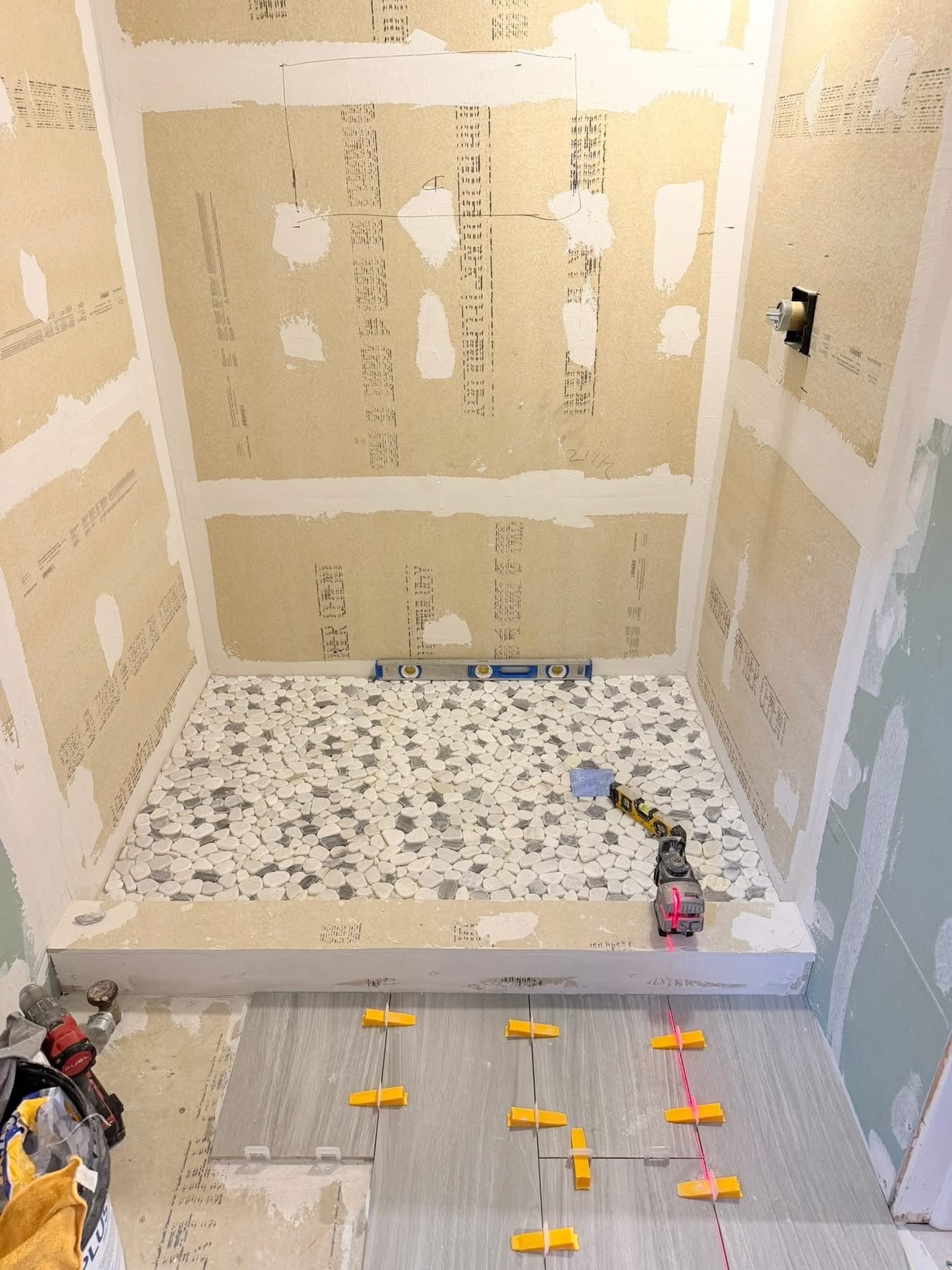 Tile leveling system with laser line
