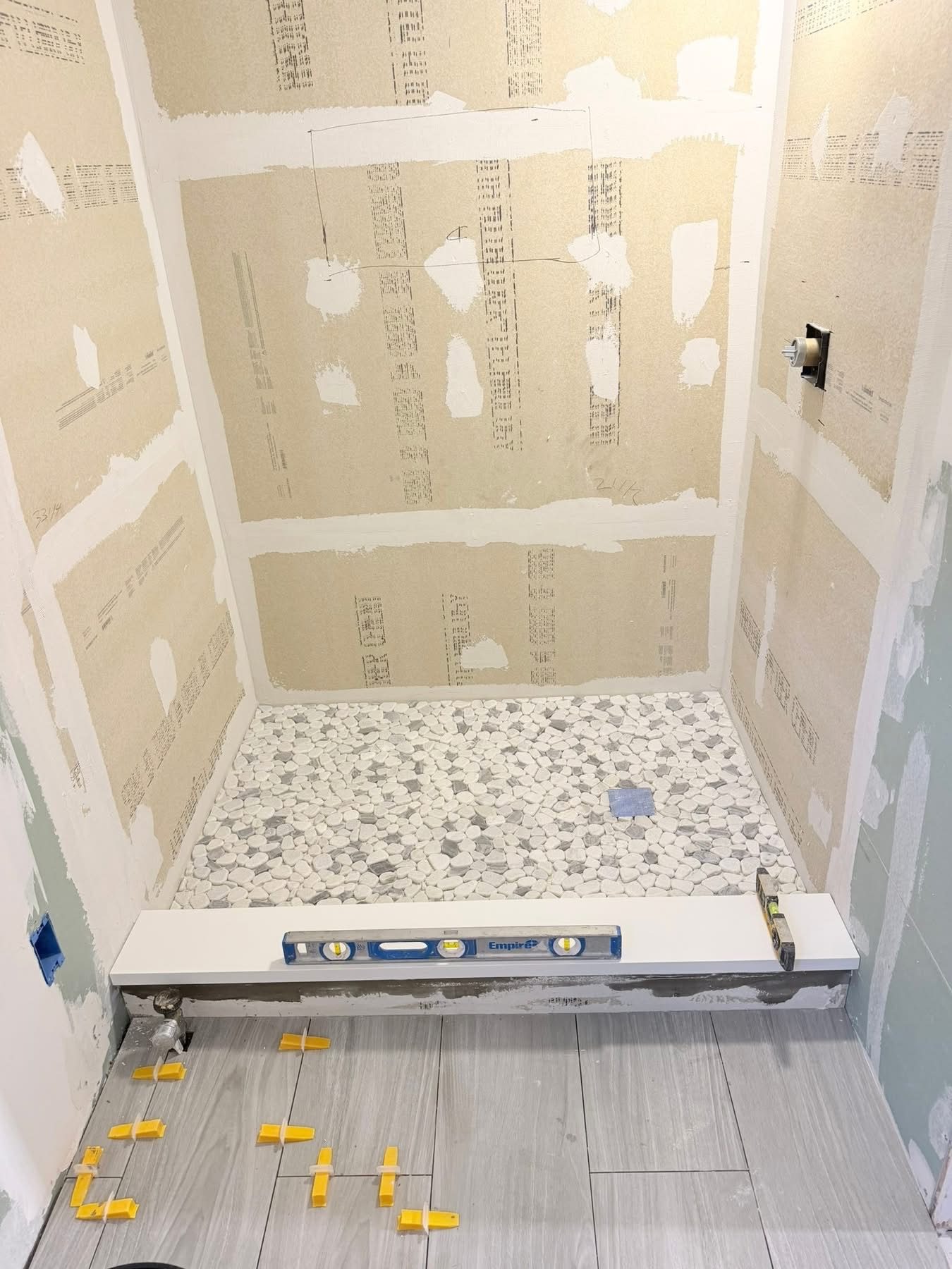 Leveling clips on large format floor tile